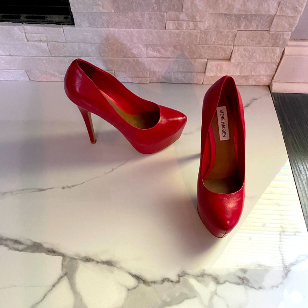 Steve Madden red platform Dejavu